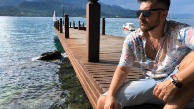 No píer da nova Ilha de Caras, John Moonstone lança “Princesa”, sua nova canção