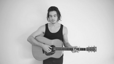 Tiago Iorc lança clipe de “Você Pra Sempre Em Mim”